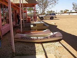 Archivo:Canoe-Hire-Pink-Roadhouse-Oodnadatta