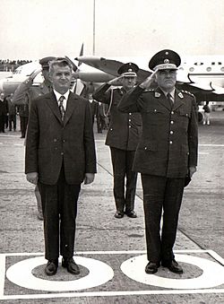 Archivo:Ceaușescu with Edgardo Mercado Jarrín