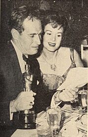 Archivo:Charlton Heston and Lydia Clarke read congratulations, 1960