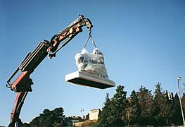 Colocacion el el pedestal del Monumento a la puntaire de l'Arboç en diciembre de 2005. Obra del escultor Joan Tuset i suau