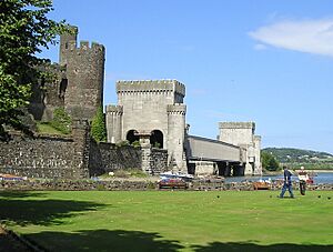 Archivo:Conwy bowling green and railway bridge