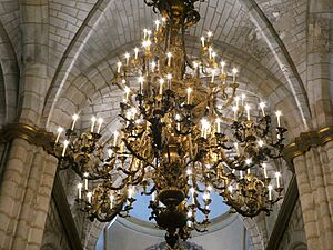 Archivo:Crucero con lámpara de araña. Catedral de Badajoz. España. Espagne. Spain