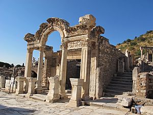 Archivo:Efeso, tempio di adriano 00