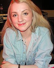 Archivo:Evanna Lynch at HBP signing in London - Dec 09 cropped