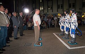 Archivo:Expedition 48 Suit Up (NHQ201607070075)