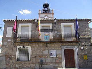 Fachada del Consistorio de Mazarambroz (Toledo).JPG