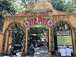 Archivo:Fachada floral del exterior del atrio del Templo y ex-convento de San Agustín de las Cuevas para la feria patronal. Tlaplan, Ciudad de México