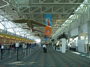 Archivo:Fort Lauderdale – Hollywood International Airport terminal 1 check-in