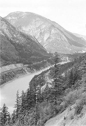 Archivo:Fraser Canyon near Nahatlatch River