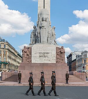 Archivo:Freedom Monument Company of Guard of Honor, Riga, Latvia - Diliff