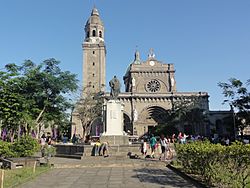 Archivo:Front view of The Cathedral in Intramuros, Manila