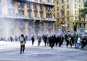 Archivo:Genova-G8 2001-Carica della polizia