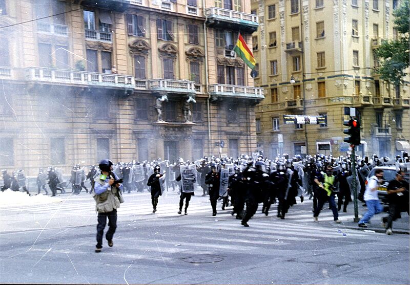 Genova-G8 2001-Carica della polizia