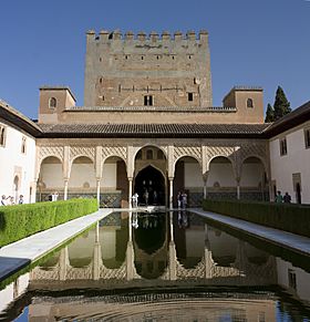 Archivo:Granada-La Alhambra-36-Estanque del Patio de Arrayanes-20110920