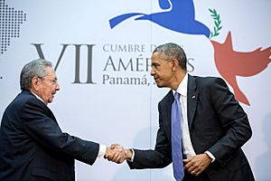 Archivo:Handshake between the President and Cuban President Raúl Castro