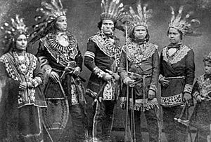 Archivo:Hombres ojibwe