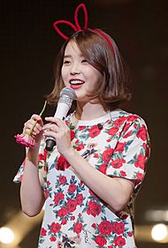 Archivo:IU at Modern Times concert in Busan, on December 1, 2013 (cropped)