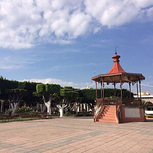 Archivo:Kiosco en el jardín Principal de Uriangato