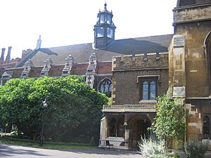 Archivo:Lambeth Palace Great Hall fig tree
