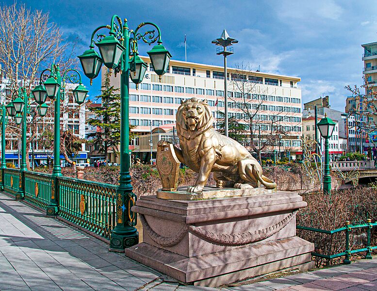 Lion statue, Eskişehir (cropped)