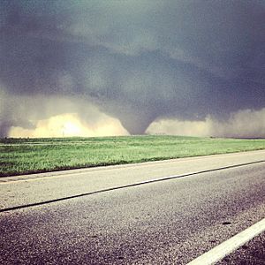 Archivo:May 28, 2013 Bennington, Kansas tornado