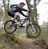 Archivo:Mountain-bike-jump