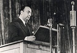 Archivo:Pablo Neruda en la URSS (cropped)
