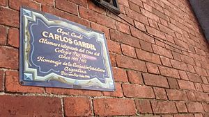 Archivo:Placa de Carlos Gardel en la "Basílica de Maria Auxiliadora y San Carlos"