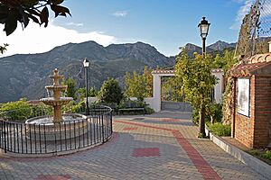 Archivo:Plaza Iglesia Lentegi