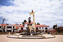 Plaza de Chinchero - Estatua.jpg