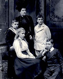 Archivo:Princess Beatrice with children