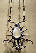 René lalique, pendente con fiore di cardo, vetro, oro, smalti, pietra lunare. zaffiri e diamanti, 1898-1900 ca. 02