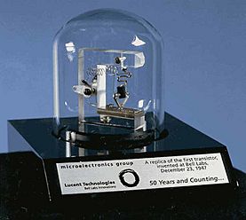 Archivo:Replica of first transistor
