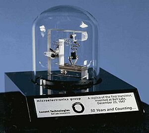 Archivo:Replica of first transistor