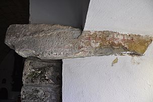 Restos de pintura mural y relieves en la iglesia de Genicera