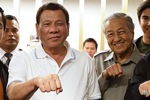 Archivo:Rodrigo Duterte and Mahathir Mohamad (Pacquiao vs Matthysse)