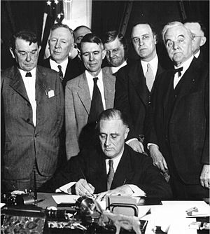 Archivo:Roosevelt signing TVA Act (1933)