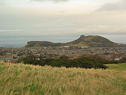 Archivo:Salisbury Crags and Arthur's Seat in Edinburgh