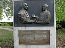 Archivo:Sculpture of Konrad Adenauer and Charles de Gaulle outside the Konrad Adenauer Stiftung