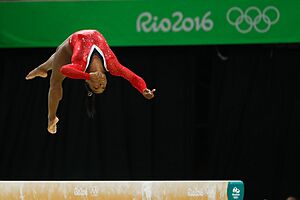 Archivo:Simone Biles, na prova final da trave nos Jogos Olímpicos Rio 2016