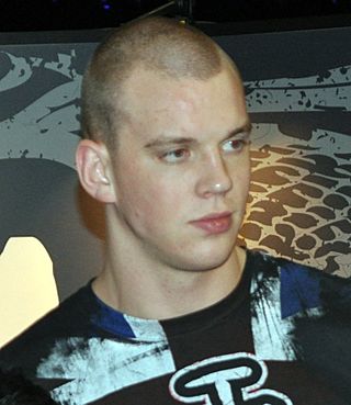 Stefan Struve with a fan (5096781392) (cropped).jpg