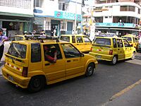 Archivo:Taxis amarillos en Piura, Peru
