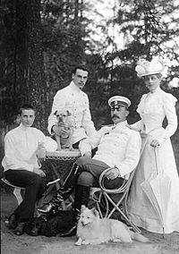 Archivo:The Yusupov family. Prince Felix, Prince Nicholas, Count Felix Felixovich Sumarkov-Elston and Princess Zinaida
