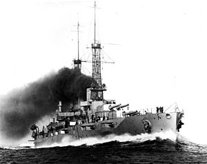 Archivo:USS New York (BB-34) underway at high speed on 29 May 1915 (19-N-13046)