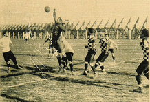 Archivo:Universidad Católica jugando en Campos de Sports en 1928