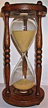 Archivo:Wooden hourglass 2