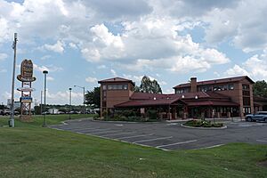 Archivo:World's Largest Arby's - Colonial Heights, VA