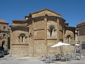 Archivo:Ábsides románicos de la iglesia de Santo Tomás Cantuariense (Salamanca)