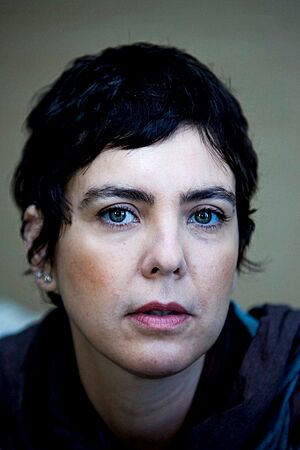 Archivo:Adriana Calcanhoto, por José Goulão (2008)