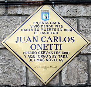 Archivo:Aquí vivió Juan Carlos Onetti (cropped)